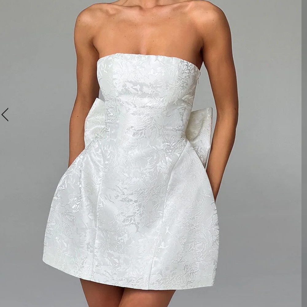 Mini dress with detachable bow